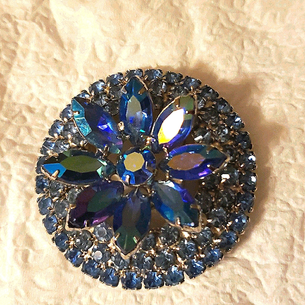 Vintage juliana blue rhinestones brooch